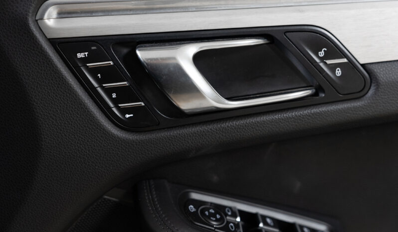 2015 Porsche Macan Turbo full